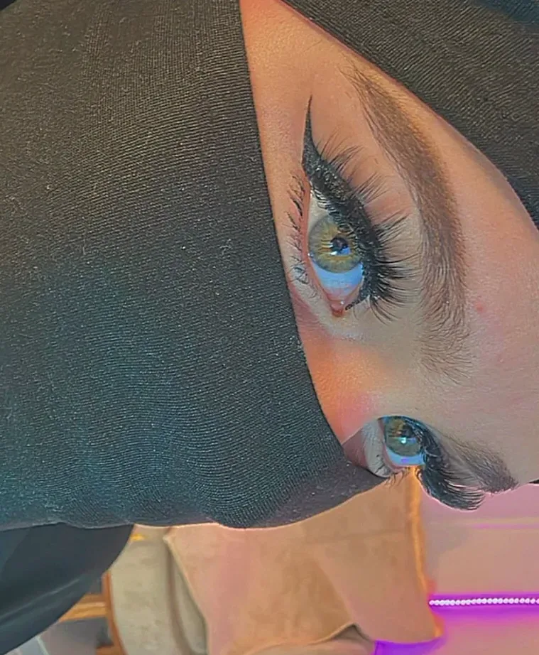 Nicola, 24